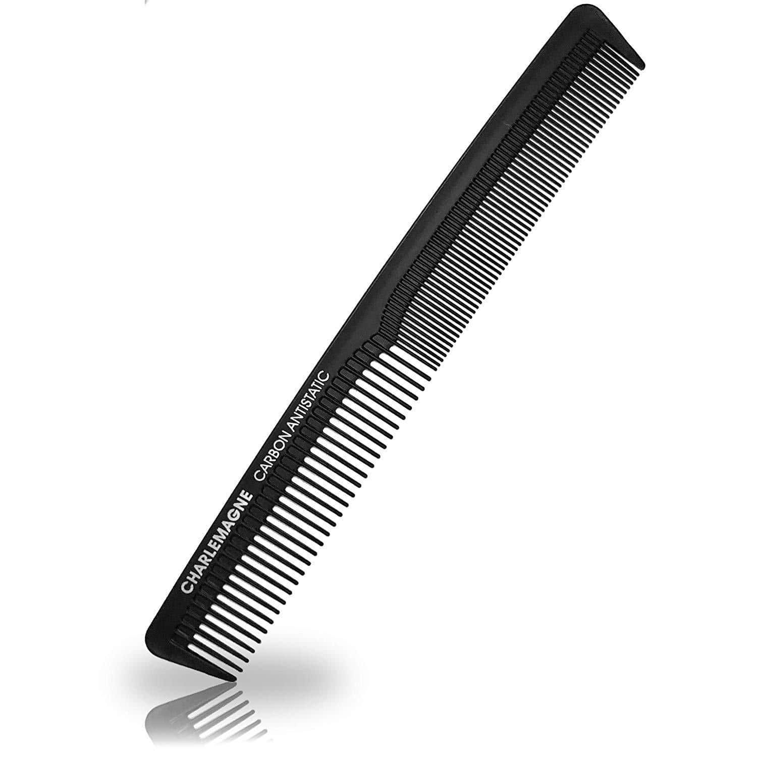 Schwarzer Kamm mit feinen Zinken. Aufschrift: CHARLEMAGNE CARBON ANTISTATIC. Schräg von oben fotografiert.