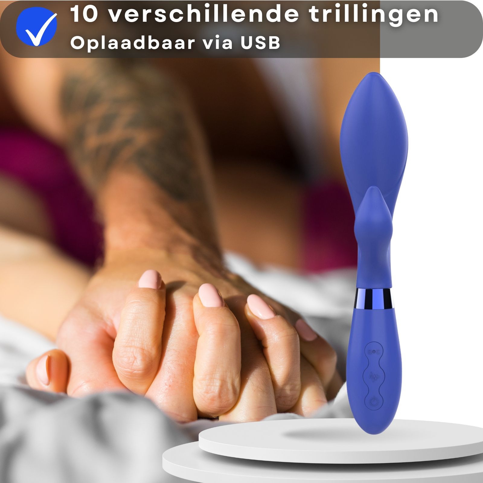 Blauwe vibrator. 10 vibraties. USB oplaadbaar. Paar op achtergrond. Op wit platform.