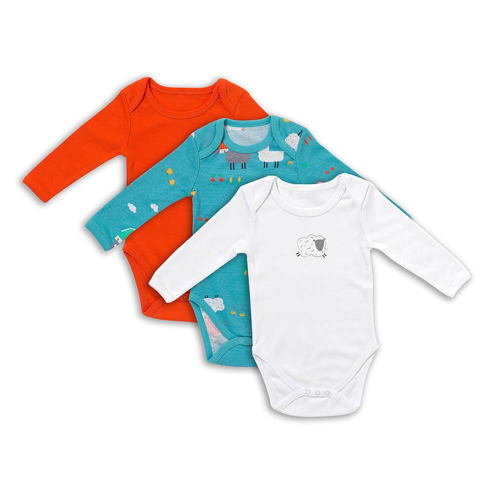 Drei Baby-Bodys mit langen Ärmeln. Farben: Orange, Türkis mit Bauernhof-Motiv, Weiß mit Schaf-Motiv.