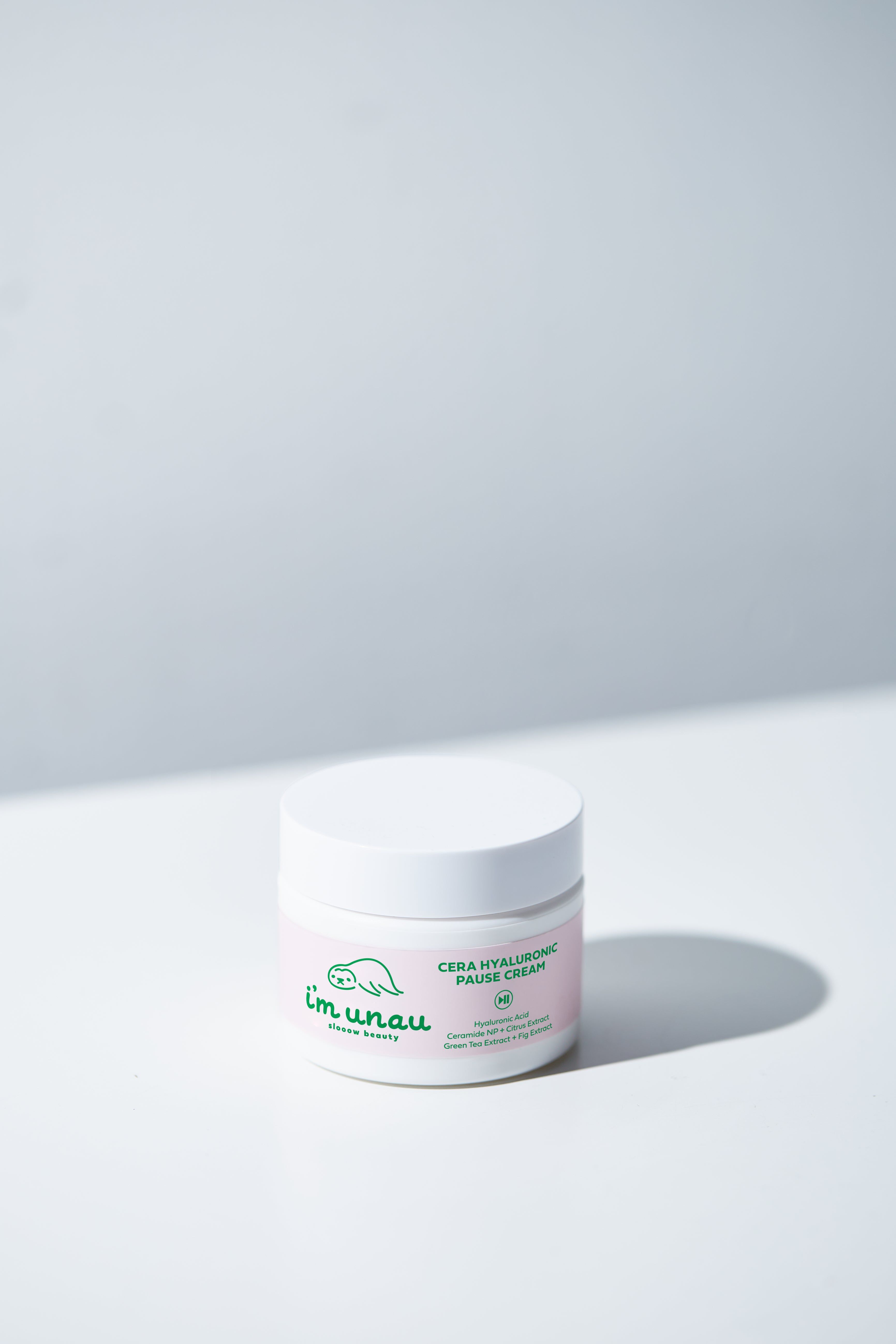 Creme-Tiegel mit weißem Deckel. Aufschrift: i'm unau, Cera Hyaluronic Pause Cream. Rosa Etikett.