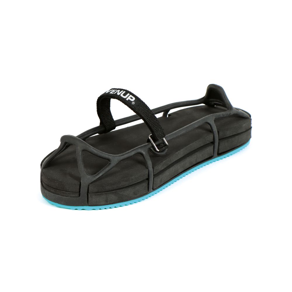 Schwarzer Schuh-Höhenausgleich mit blauem Sohlenrand und schwarzem Riemen.