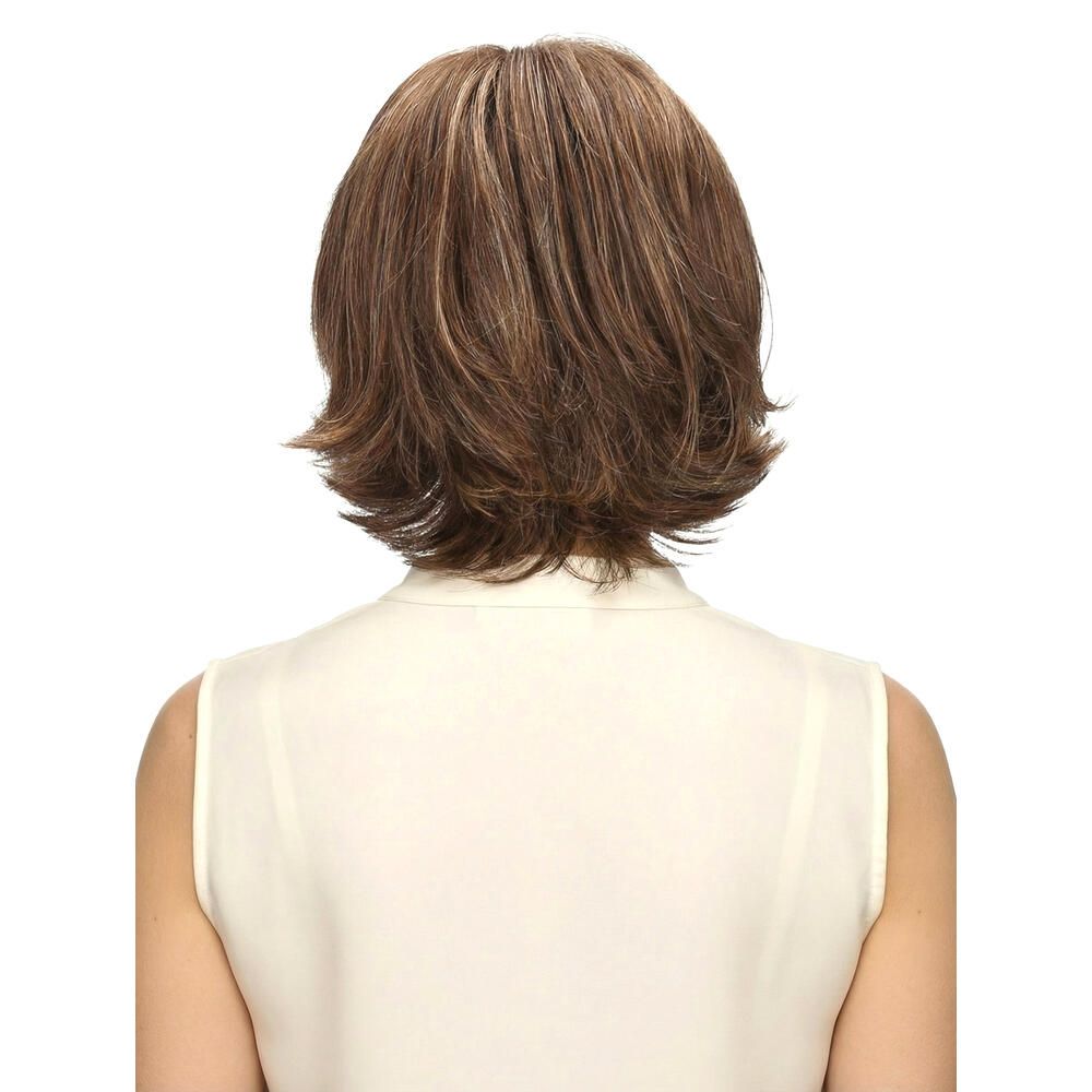 Perücke MAILAND von DELUXE. Braun-meliertes Haar. Rückansicht einer Frau mit Perücke.