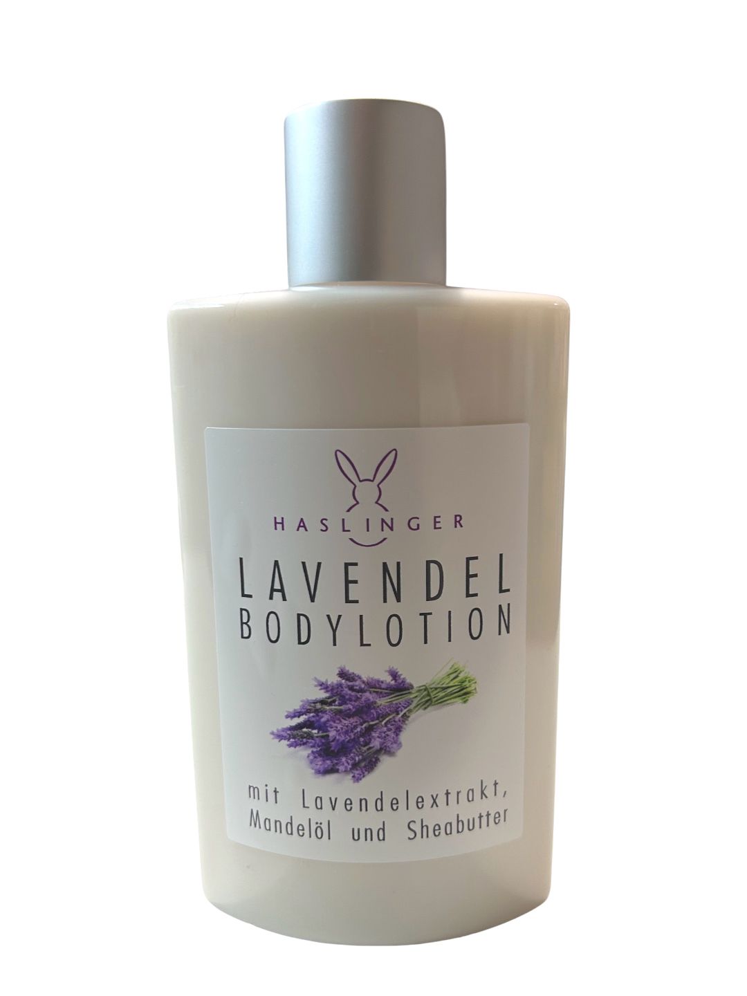 Creme-farbene Flasche mit silbernem Verschluss. Etikett mit Logo, Lavendel-Abbildung und Schriftzug: Lavendel Bodylotion. Enthält Lavendelextrakt.