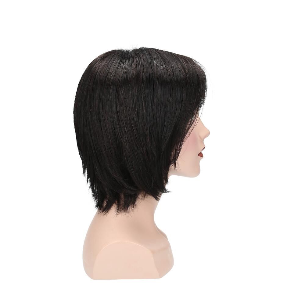 Dunkelbraune Perücke auf einem Schaufensterkopf. Seitenansicht. Kurze, glatte Haare.