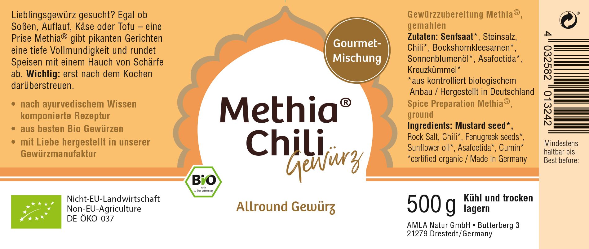 Gewürzdose mit Etikett. Text: Methia Chili Gewürz, Bio-Siegel, 500g. Zutatenliste. Hintergrund: hellorange.