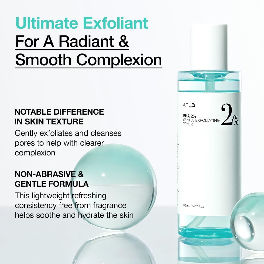 Tonerflasche mit weißem Etikett und blauer Flüssigkeit. Text: BHA 2% Gentle Exfoliating Toner. Kugeln und Text.