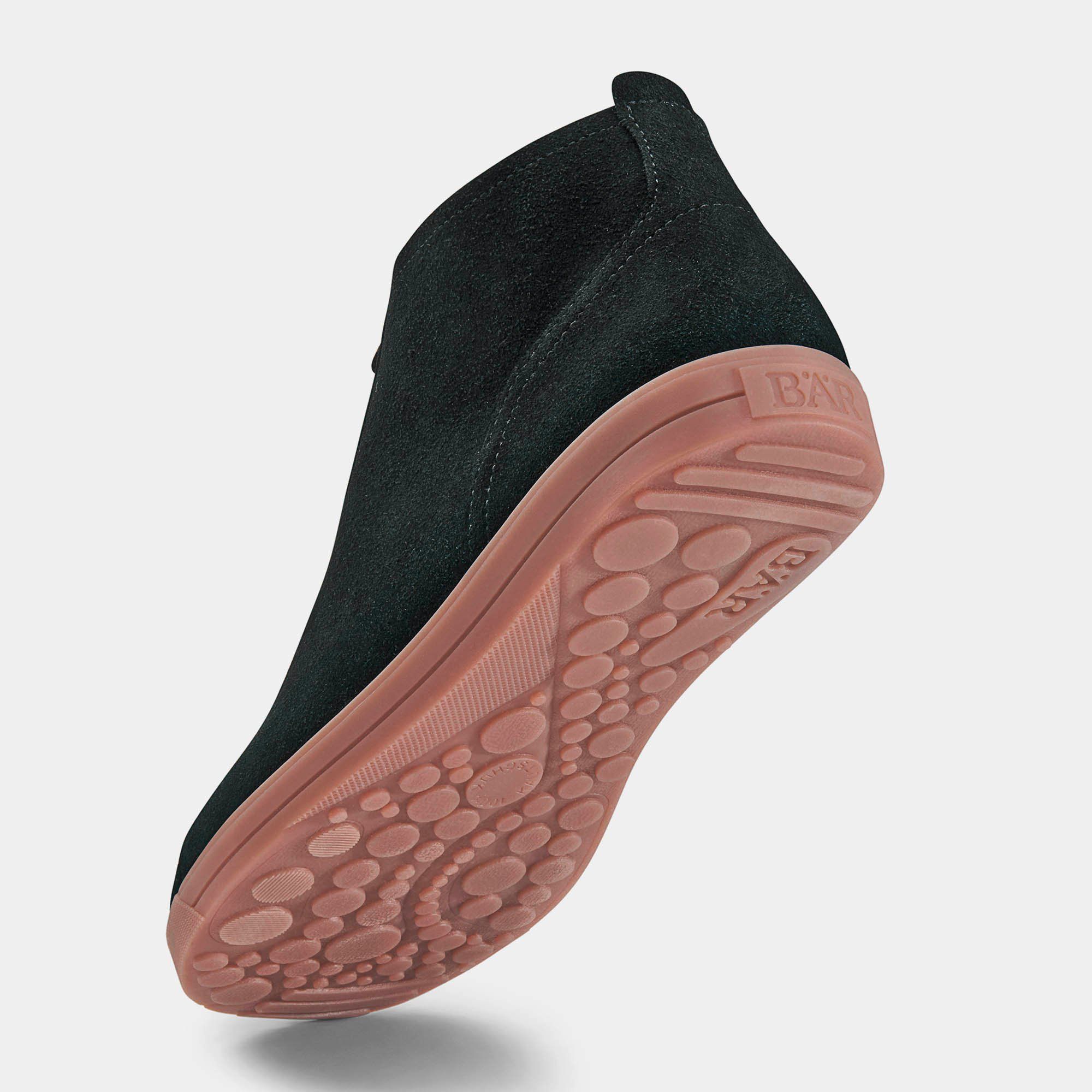 Schwarze Stiefelette mit Schnürsenkeln. Rosa Sohle. Schuh von unten gesehen.