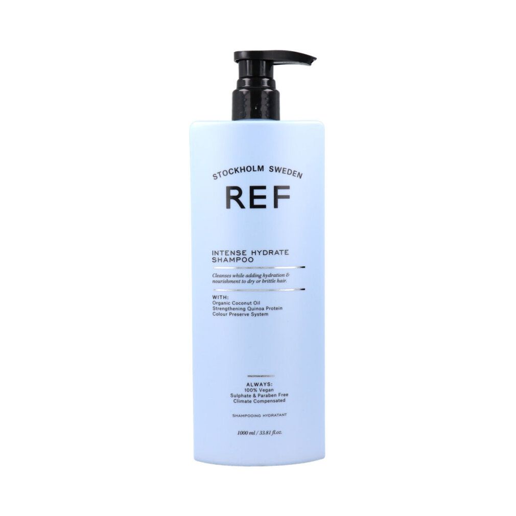 Hellblaues Shampoo mit schwarzem Pumpverschluss. Aufschrift: REF, Intense Hydrate Shampoo. Vegan, sulfatfrei.
