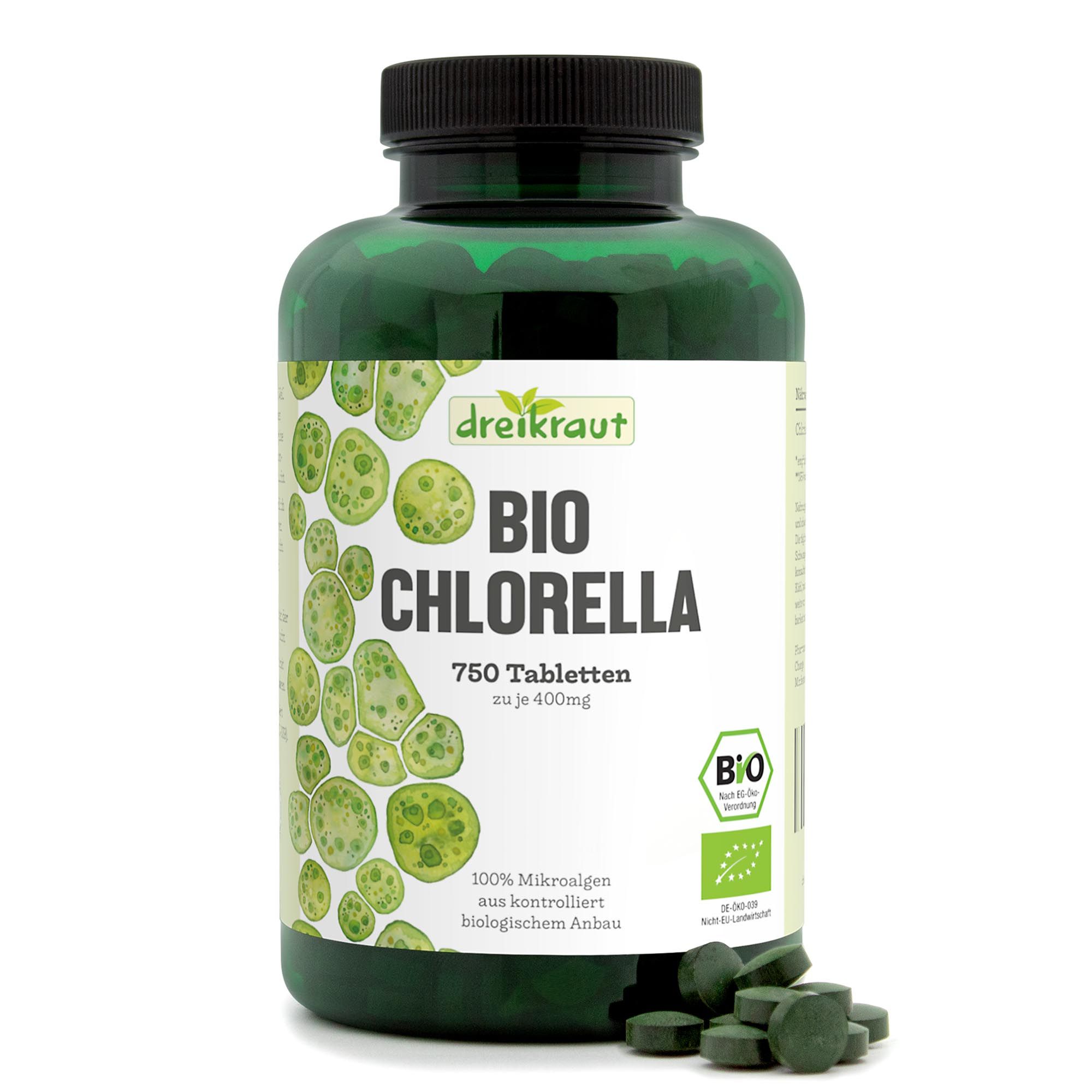 Grüne Glasflasche mit dreikraut® Bio Chlorella Tabletten. Aufschrift: 750 Tabletten, Bio-Siegel.