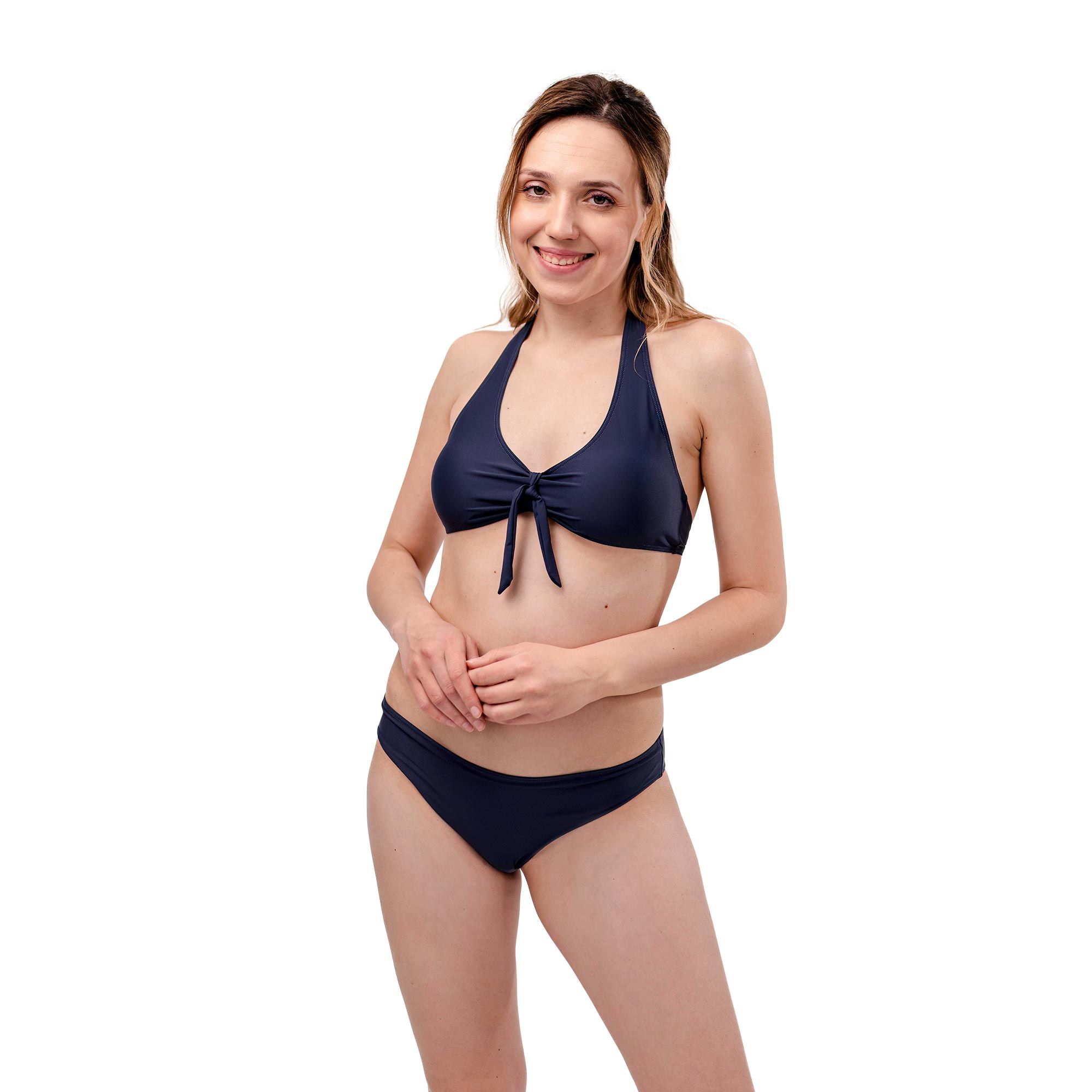 Dunkelblauer Bikini, zweiteilig. Oberteil mit Bindeband. Frau trägt den Bikini vor weißem Hintergrund.