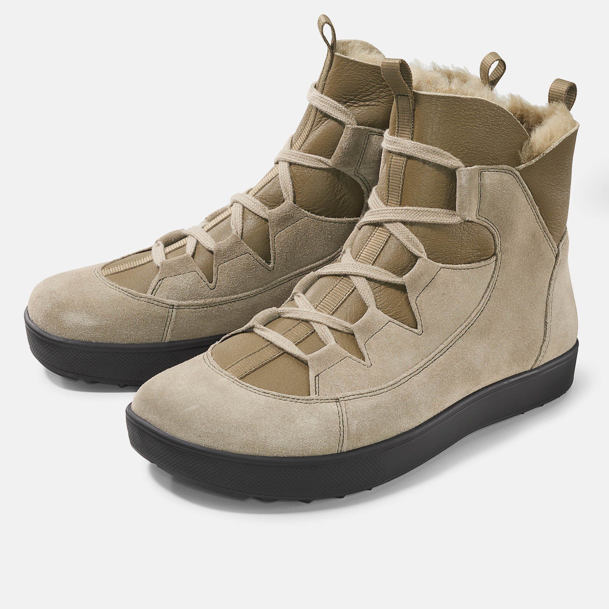 Paar beige Stiefeletten mit Schnürung und schwarzer Sohle. Innenfutter aus Fell. Draufsicht.