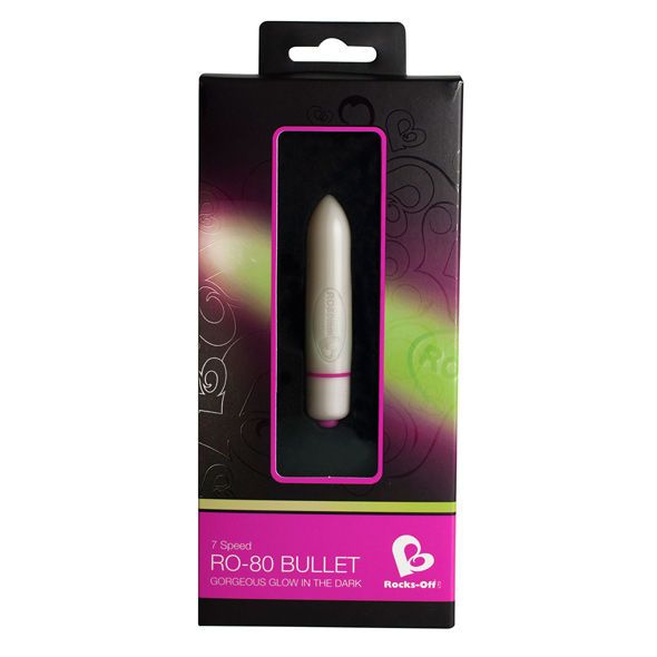 Weißer Bullet-Vibrator in Verpackung. Schwarze Box mit Produktname und Marke. Produkt durch Fenster sichtbar.