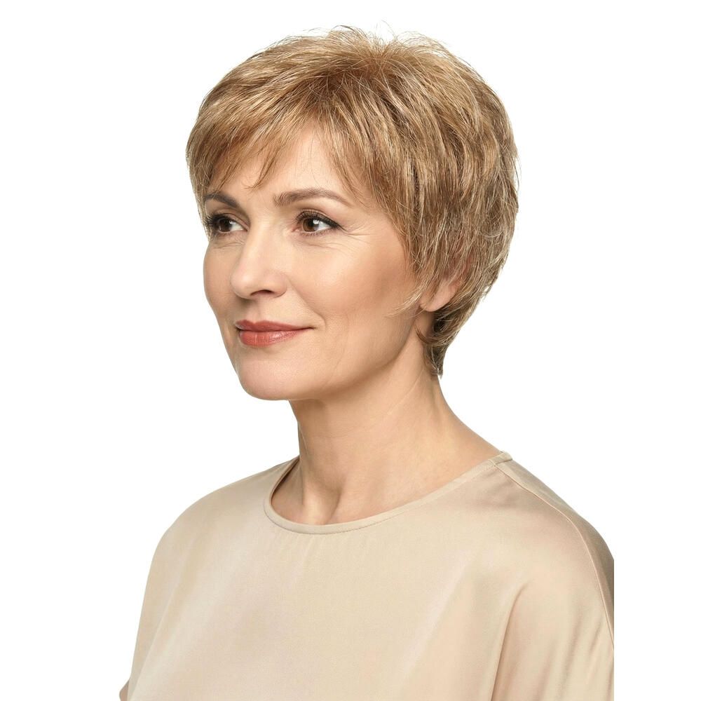 Kurzhaarperücke mit blond-braunen Strähnen. Frau mit beigem Oberteil. Seitenansicht.