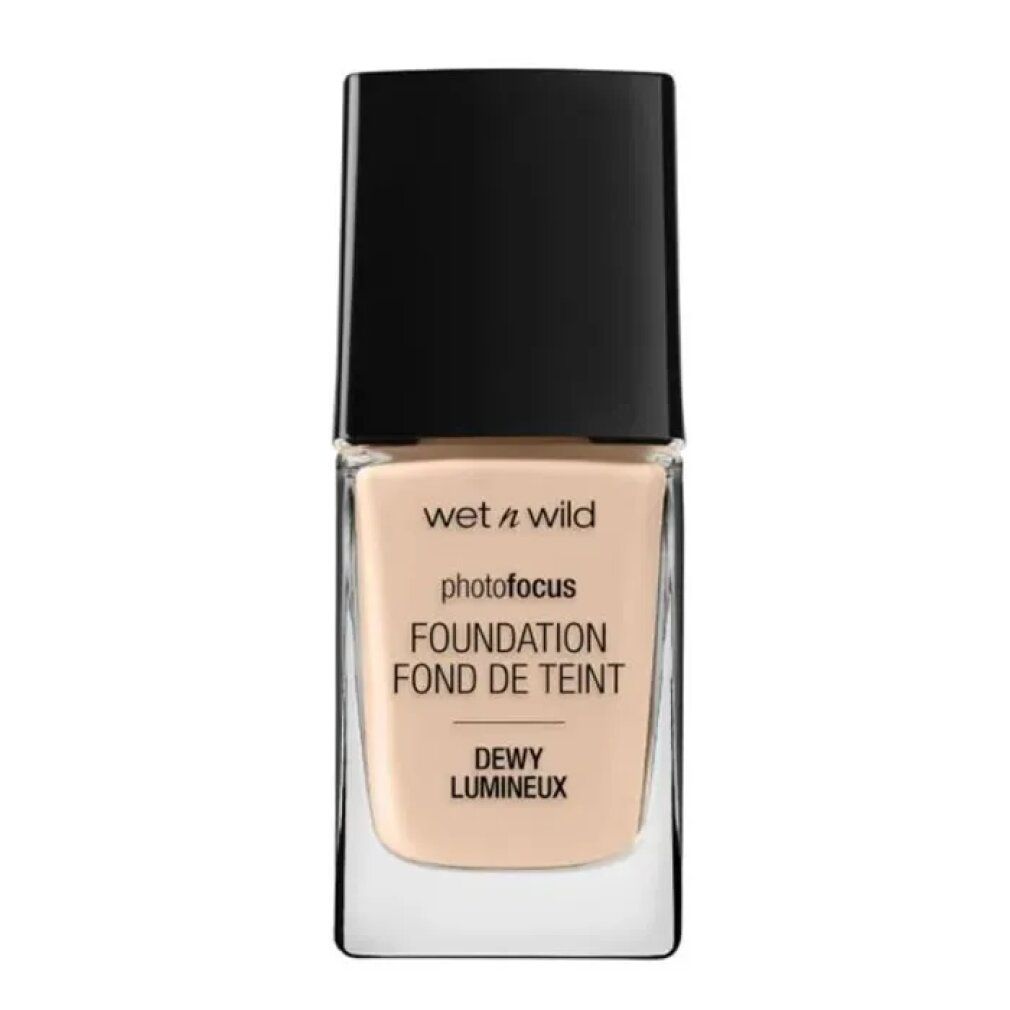 Foundation-Flakon mit schwarzem Deckel. Aufschrift: Wet n Wild Photo Focus Foundation Dewy. Farbe: Soft Ivory.