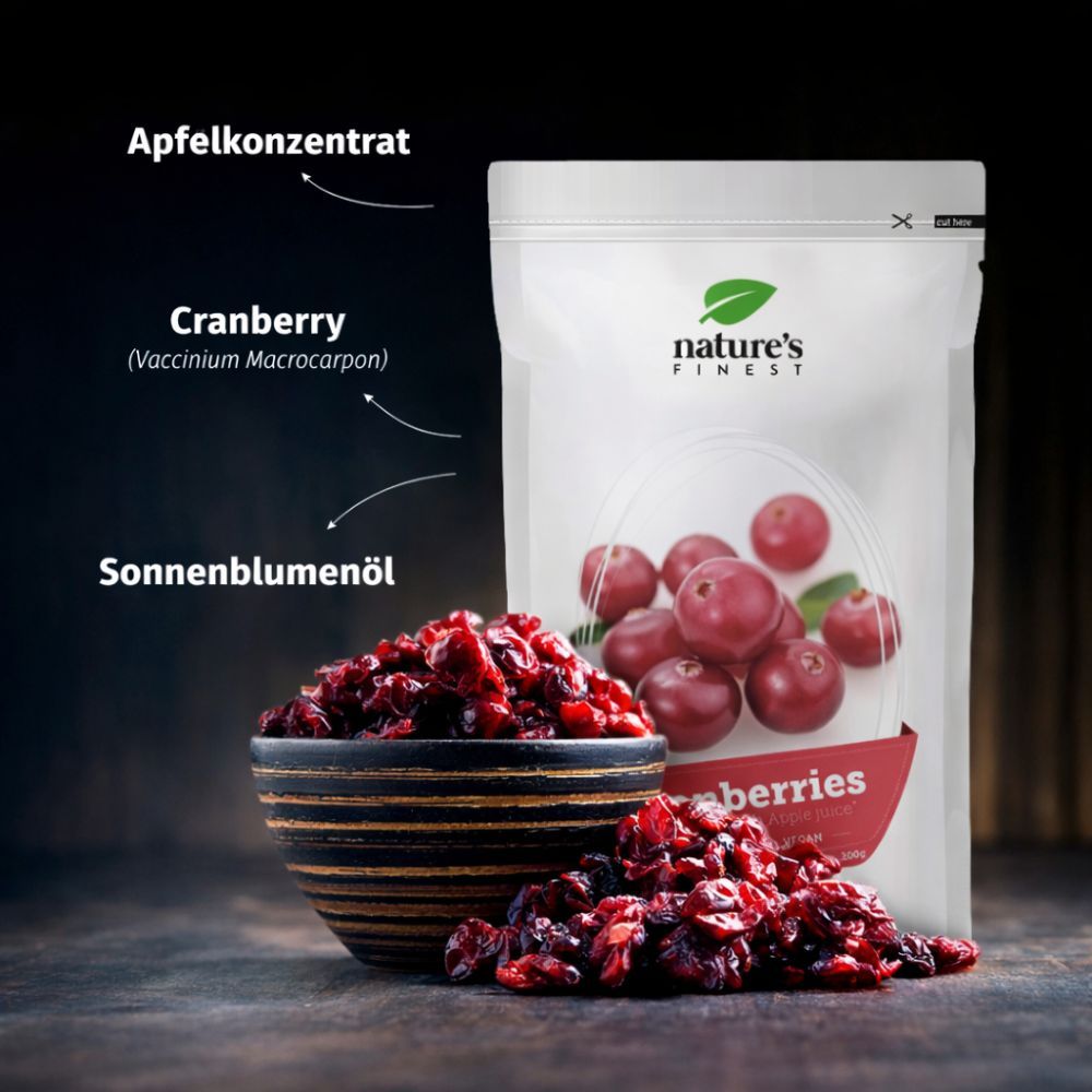 Standbodenbeutel mit Cranberries, Sonnenblumenöl und Apfelkonzentrat. Daneben eine Schale mit getrockneten Cranberries.
