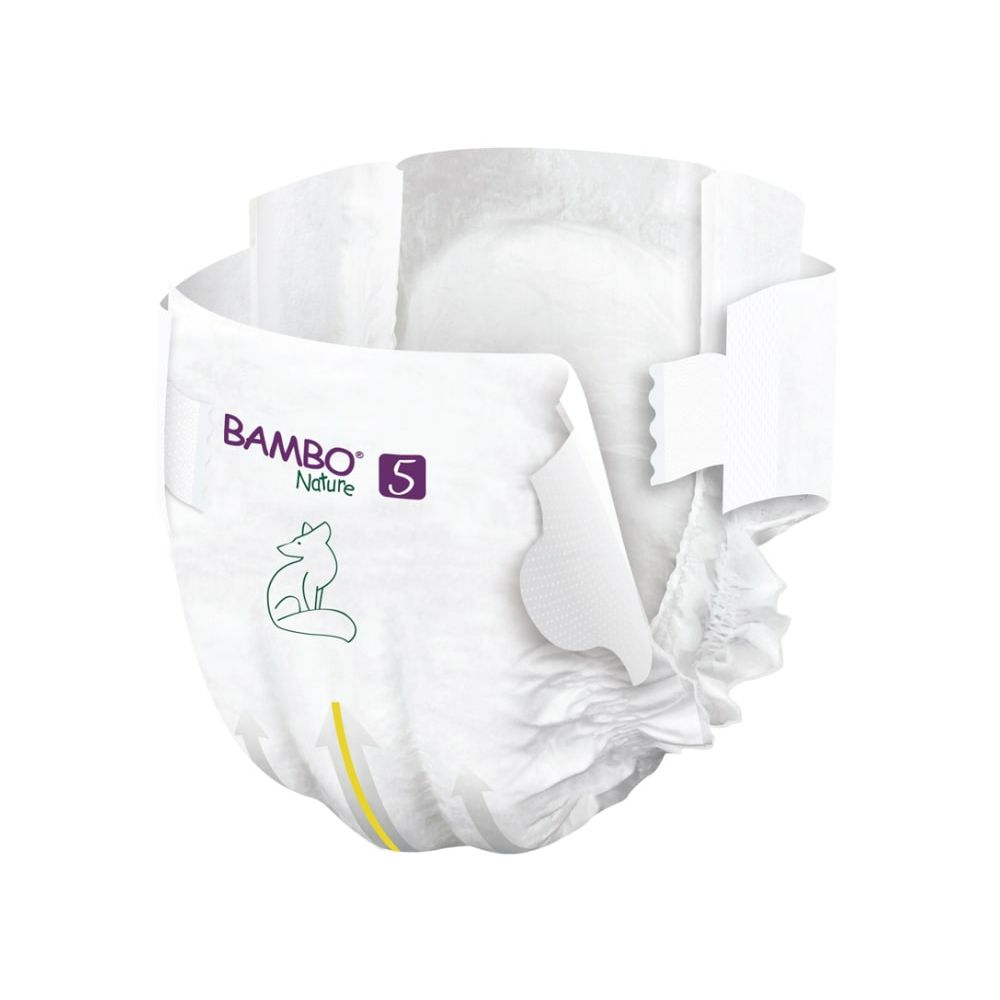 Einzelne Windel BAMBO Nature 5. Weiß mit Logo und Größenangabe. Offen dargestellt. Mit seitlichen Verschlüssen.