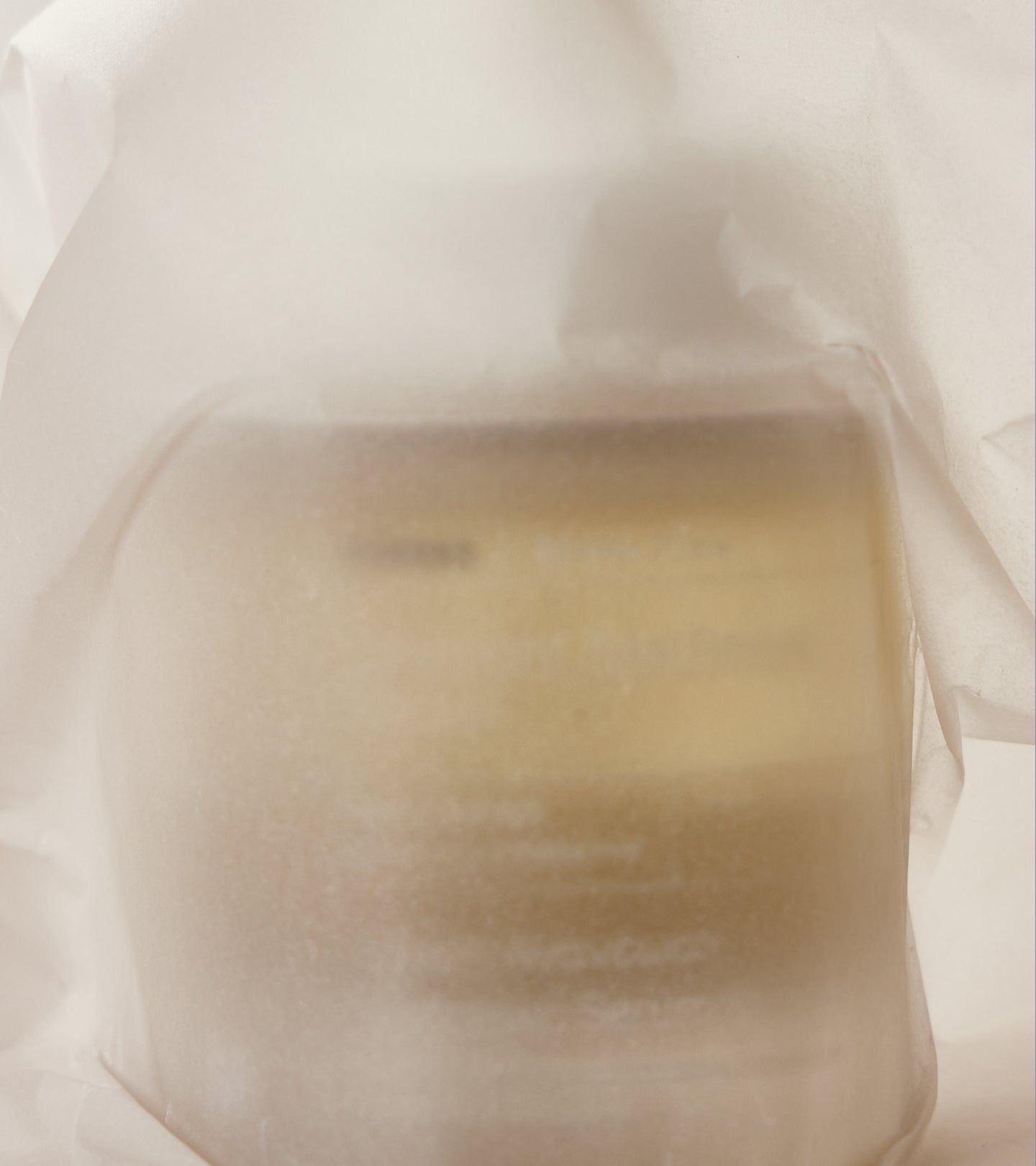 Produkt in Papier verpackt. Nur die Form des Produkts ist sichtbar.