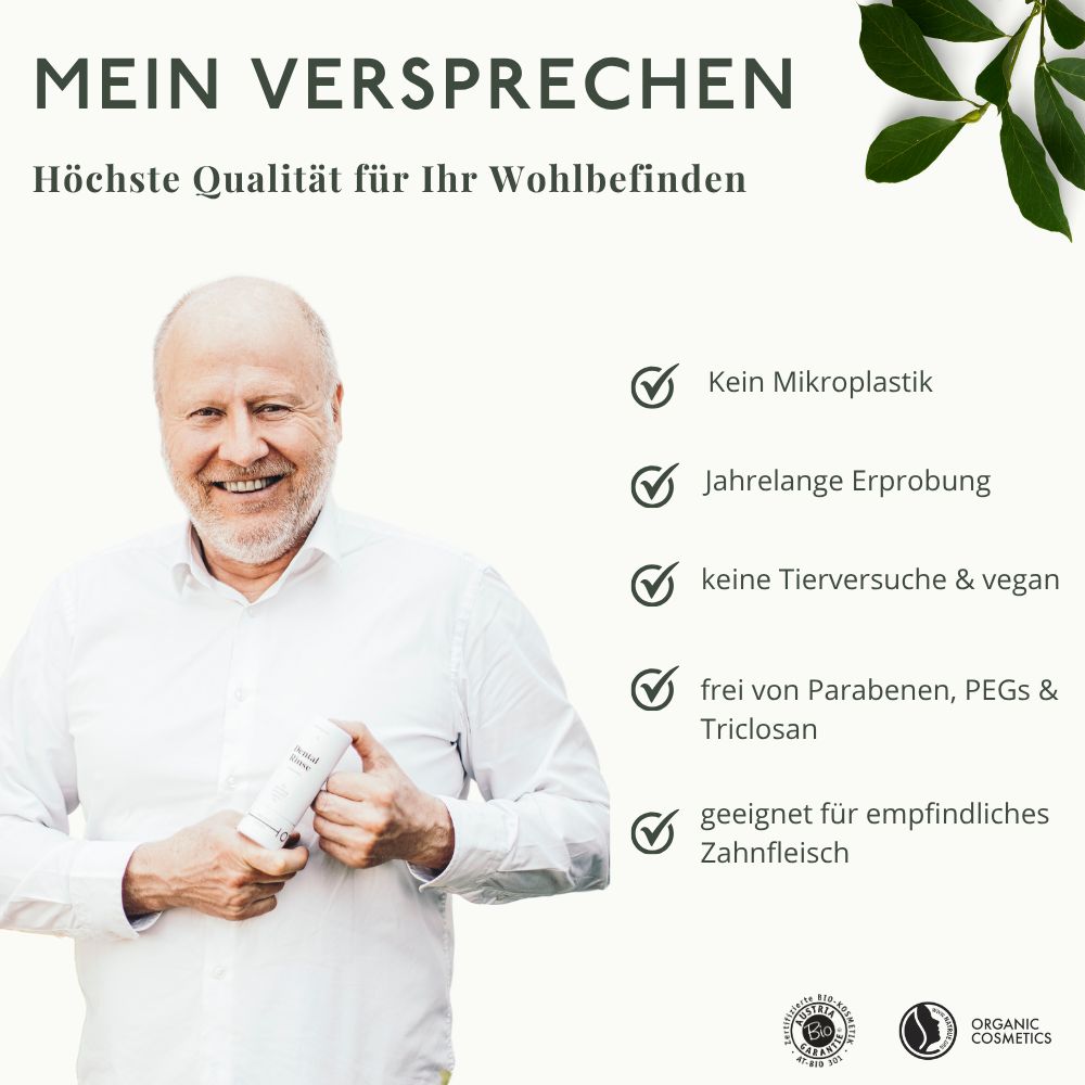 Ein Mann hält eine Zahnpasta-Tube. Text: Kein Mikroplastik, keine Tierversuche & vegan, geeignet für empfindliches Zahnfleisch. Logo: Bio-Siegel.