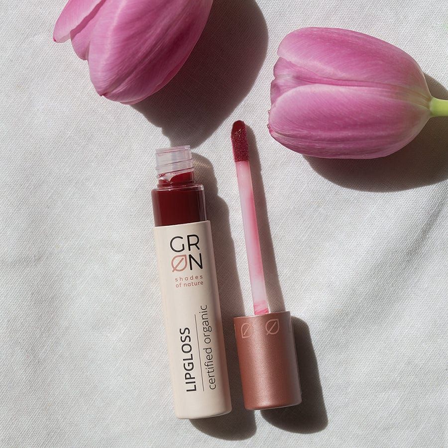 GRN Lipgloss mit Applikator und Tulpenblüten. Aufschrift: LIPGLOSS, certified organic. Farbton: Rot.