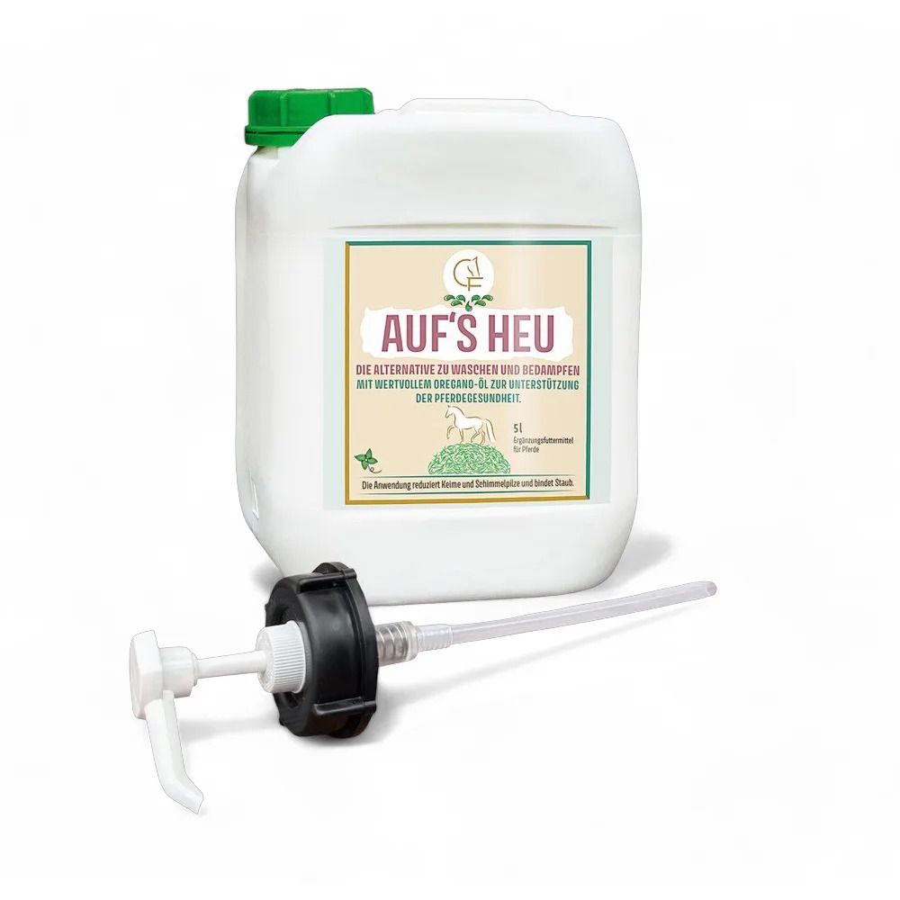 Weißer Kanister mit grünem Deckel und Etikett. Dosierpumpe daneben. Aufschrift: AUF'S HEU.