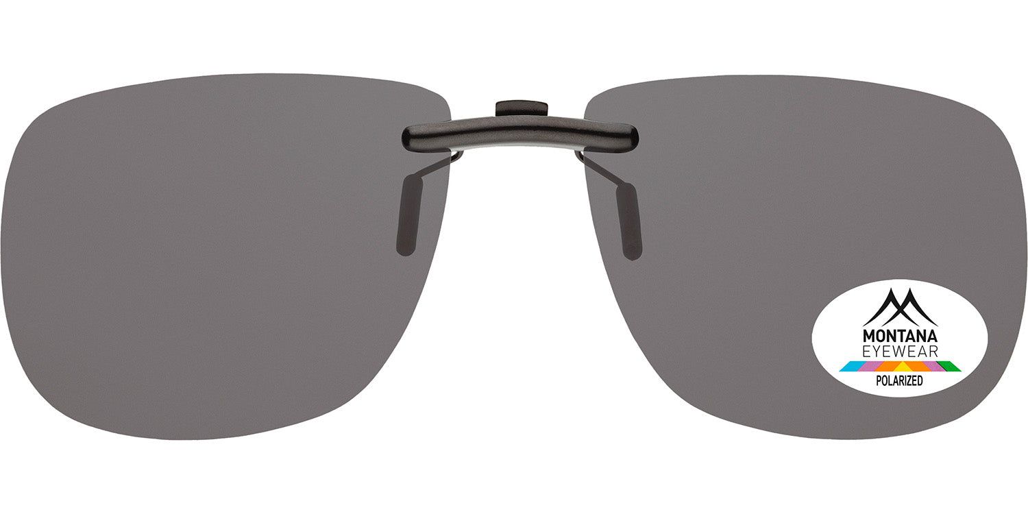 Clip-on-Sonnenbrille mit grauen Gläsern. Schwarzer Rahmen mit Montana Eyewear Logo und Polarisierungs-Aufkleber.