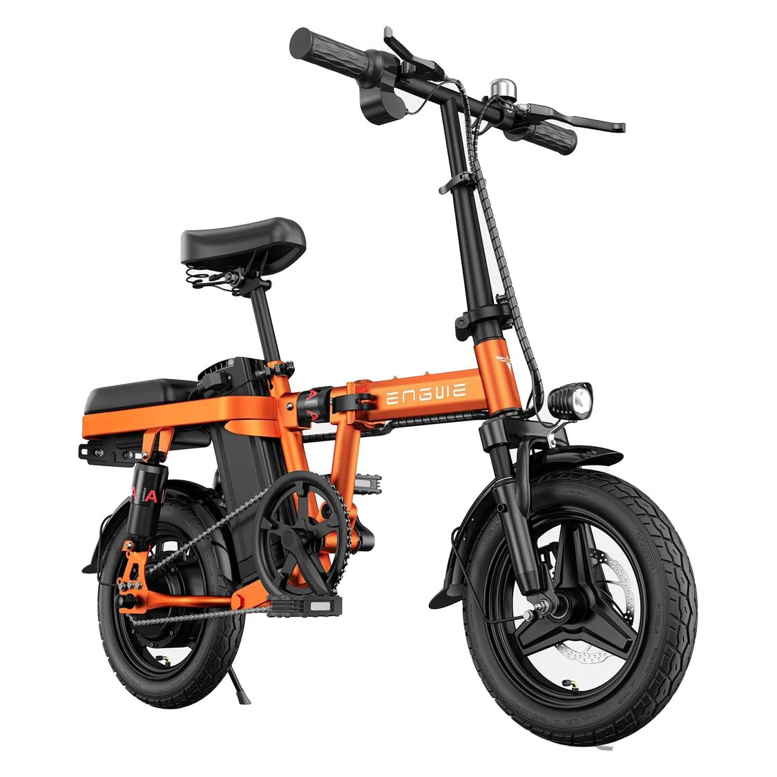 Orangefarbenes, zusammengeklapptes E-Bike. Schwarze Details. Marke ENGWE sichtbar.