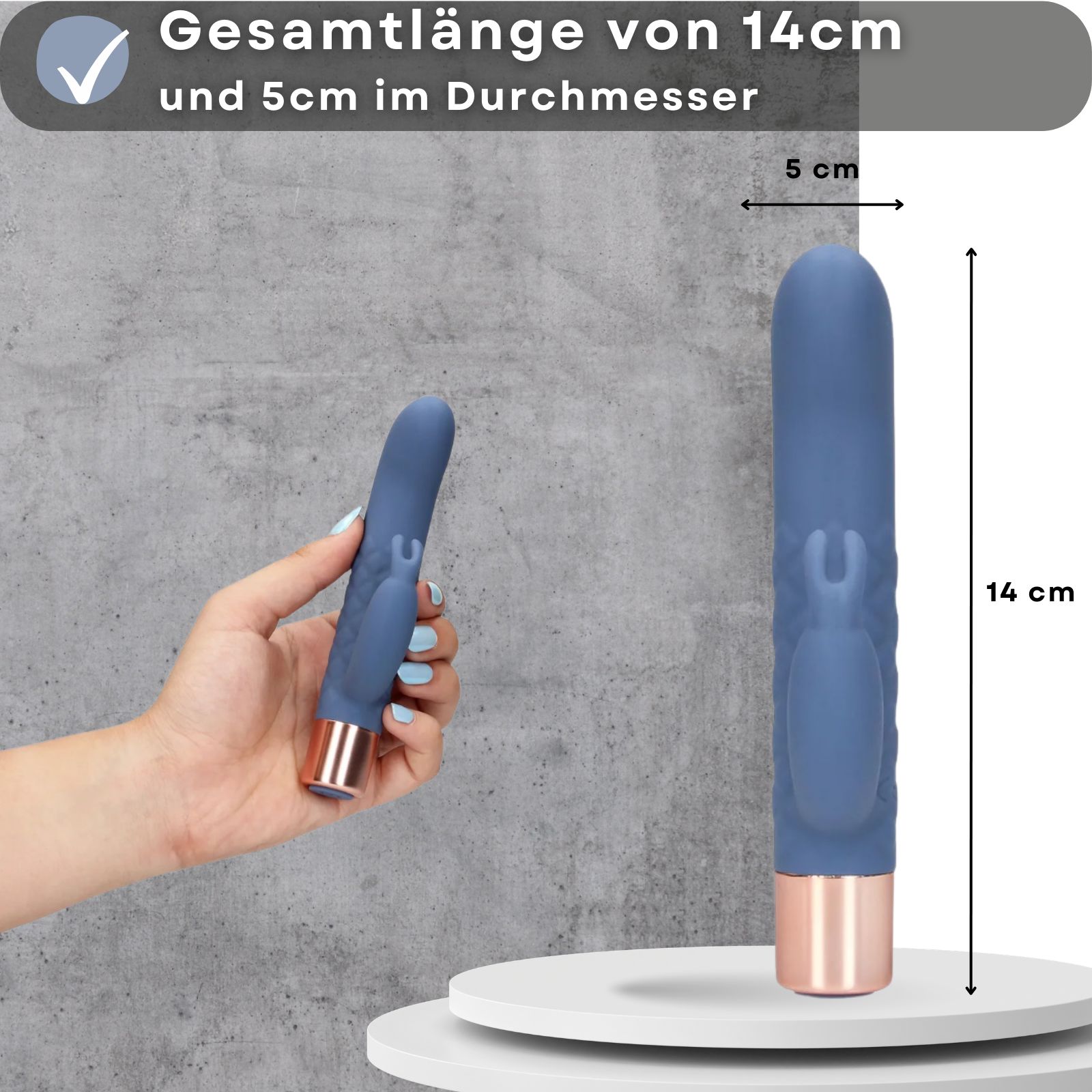 Blauer Vibrator, 14 cm lang, 5 cm Durchmesser. Gehalten von einer Hand.