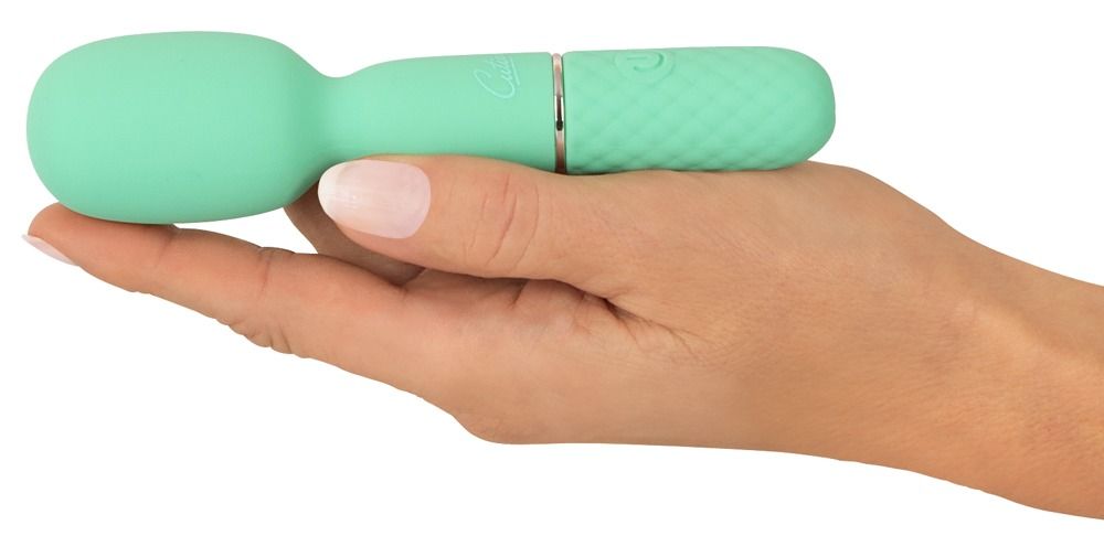 Minivibrator, mintgrün, in Hand gehalten. Massagekopf und strukturiertes Griffteil. Marke Cuties.