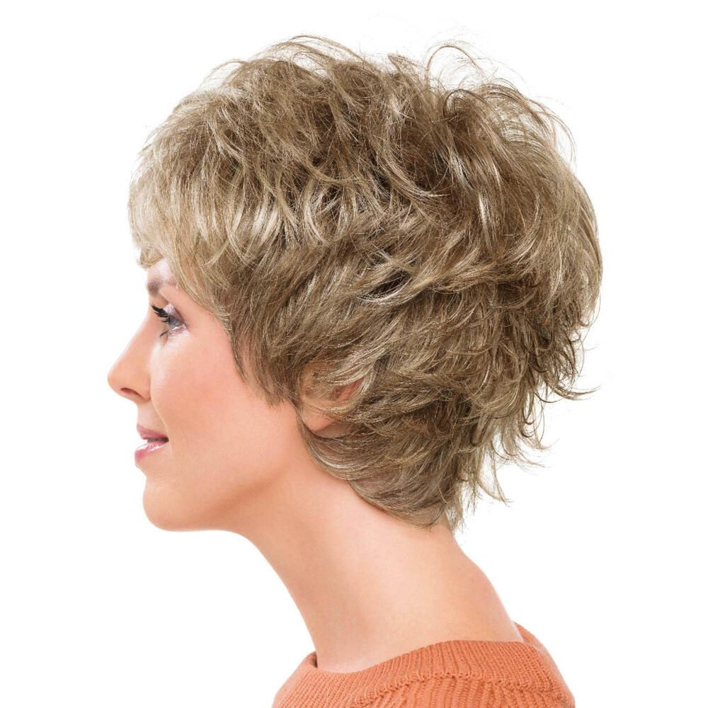 Kurzhaarperücke mit gewelltem Haar in Blond- und Brauntönen. Seitenansicht einer Frau.