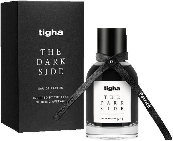 Schwarze Flasche und Verpackung. Aufschrift: tigha, THE DARK SIDE, Eau de Parfum. Schwarzes Band mit Aufschrift Patrick.