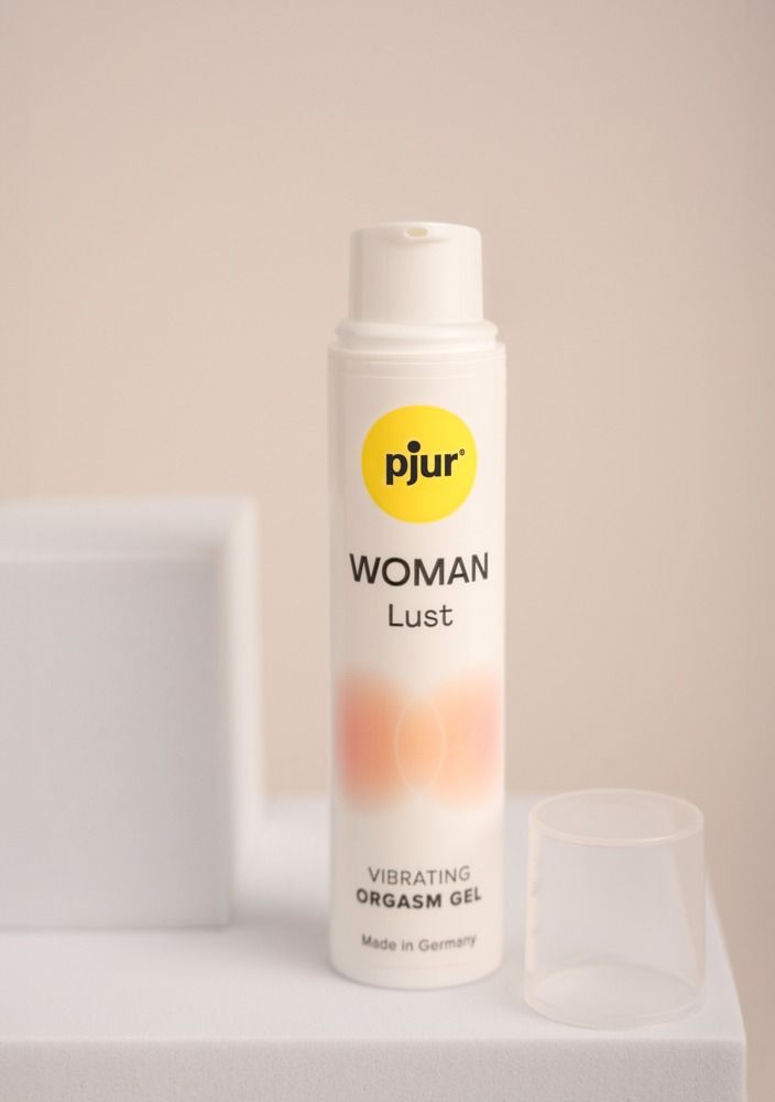 Weiße Flasche mit Aufschrift: pjur, WOMAN Lust, Vibrating Orgasmus Gel. Transparenter Deckel daneben.