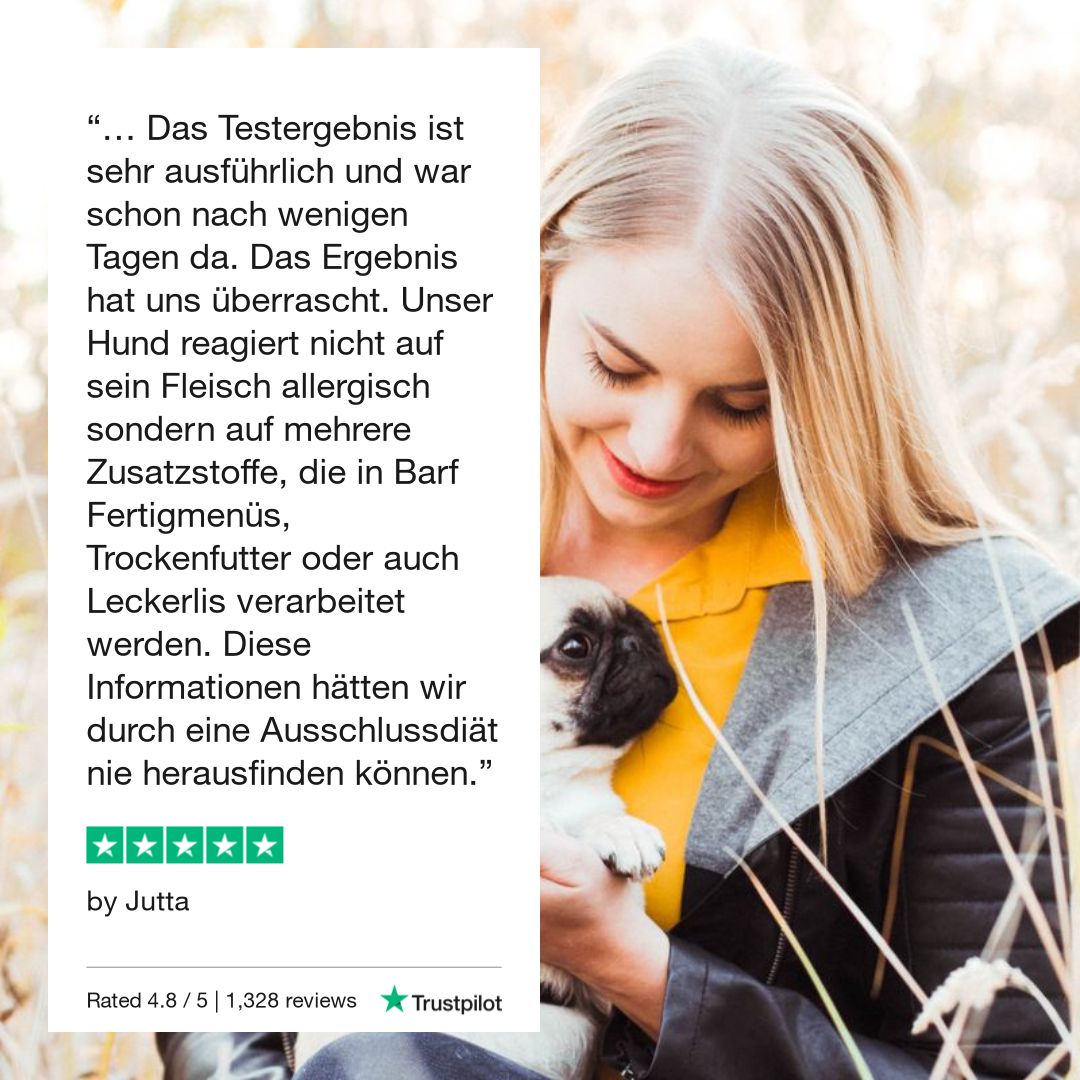 Frau mit blonden Haaren hält einen Mops. Im Hintergrund ein Testimonial.