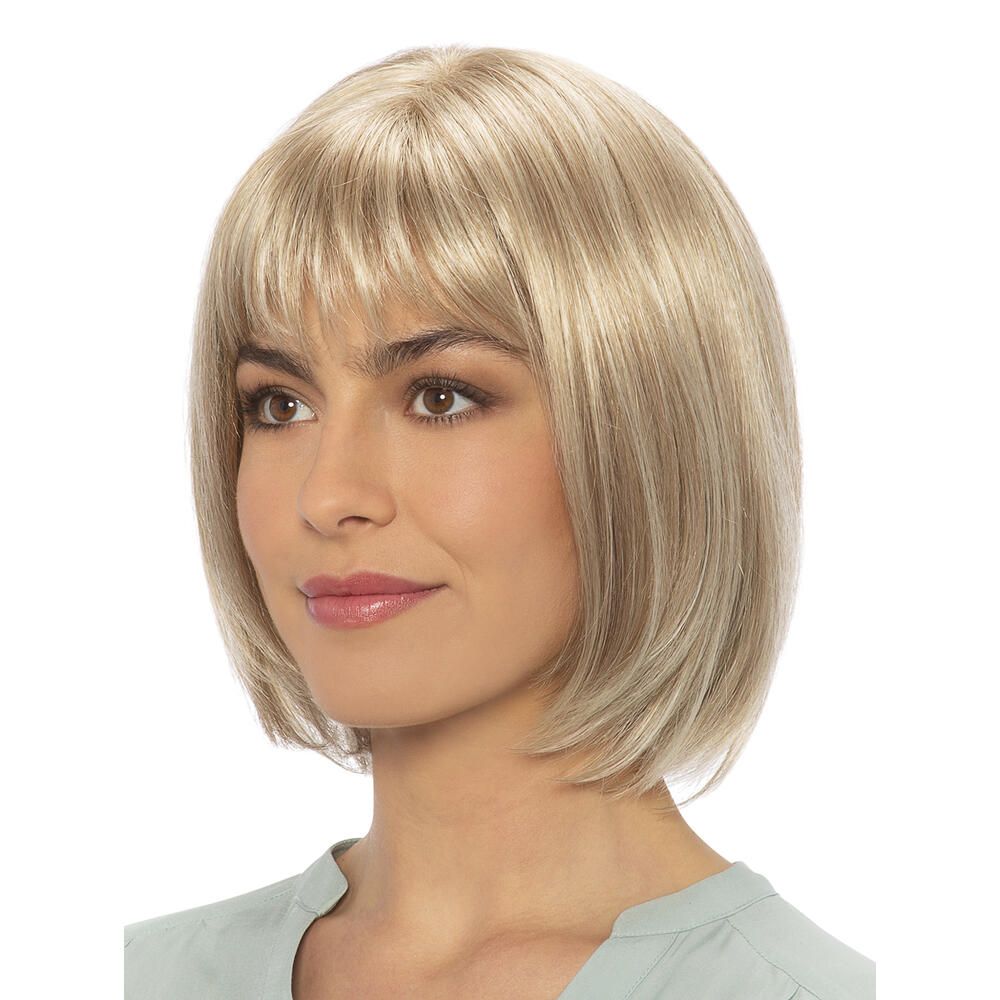 Blonde Perücke mit Pony, Frau schaut zur Seite. Kurze, glatte Haare.