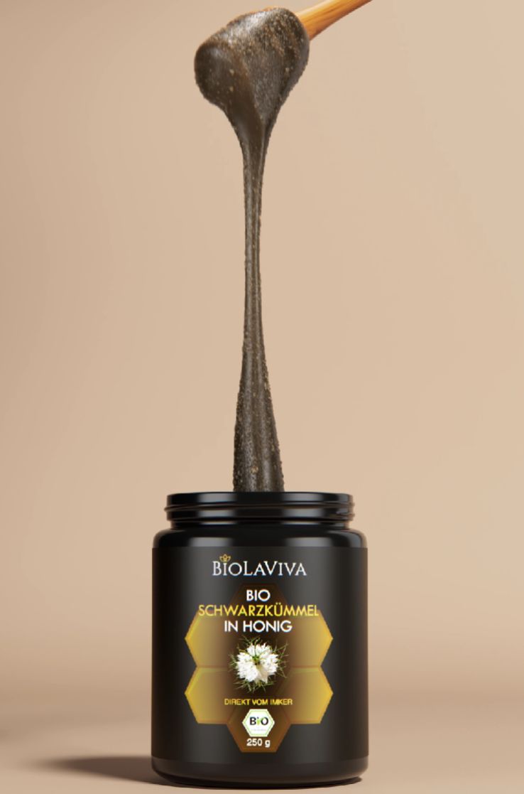 Schwarze Dose mit BIOLAVIVA BIO Schwarzkümmel in Honig. Honig wird mit einem Löffel entnommen.