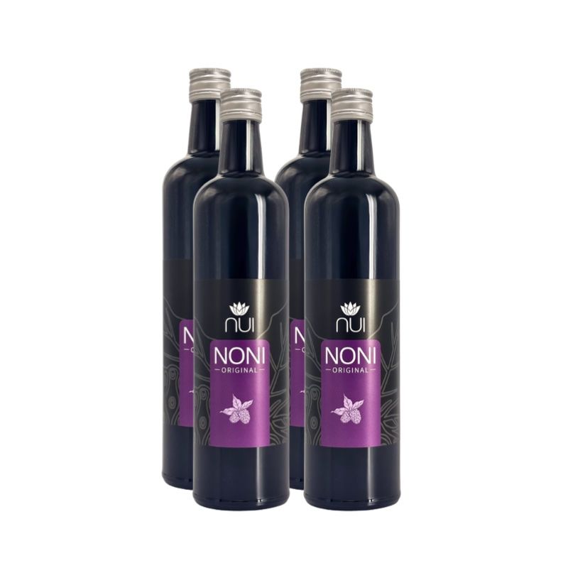 Vier Flaschen NUI NONI Original. Dunkle Flüssigkeit in Glasflaschen mit silbernen Verschlüssen. Lila Etikett mit Logo und Produktbezeichnung.