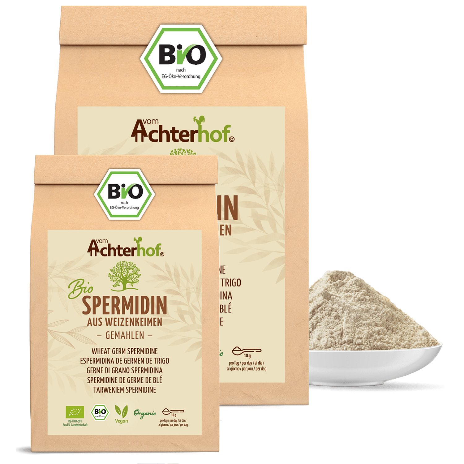 Zwei Beutel Achterhof Bio Spermidin Pulver, braune Papiertüten mit Aufdruck. Bio-Siegel. Daneben eine Schale mit Pulver.