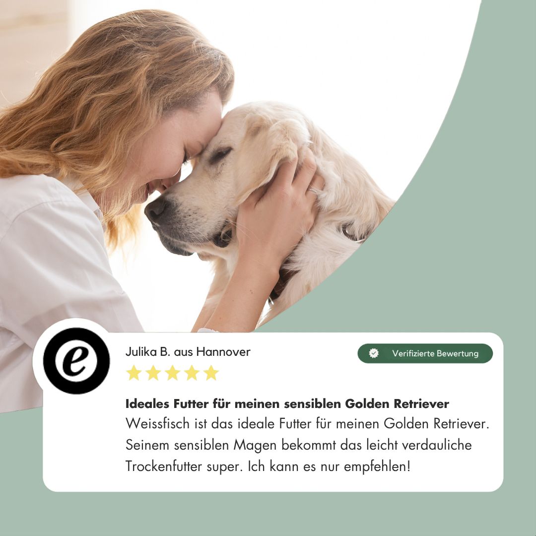 Frau umarmt Golden Retriever, daneben eine Kundenbewertung für Hundefutter.