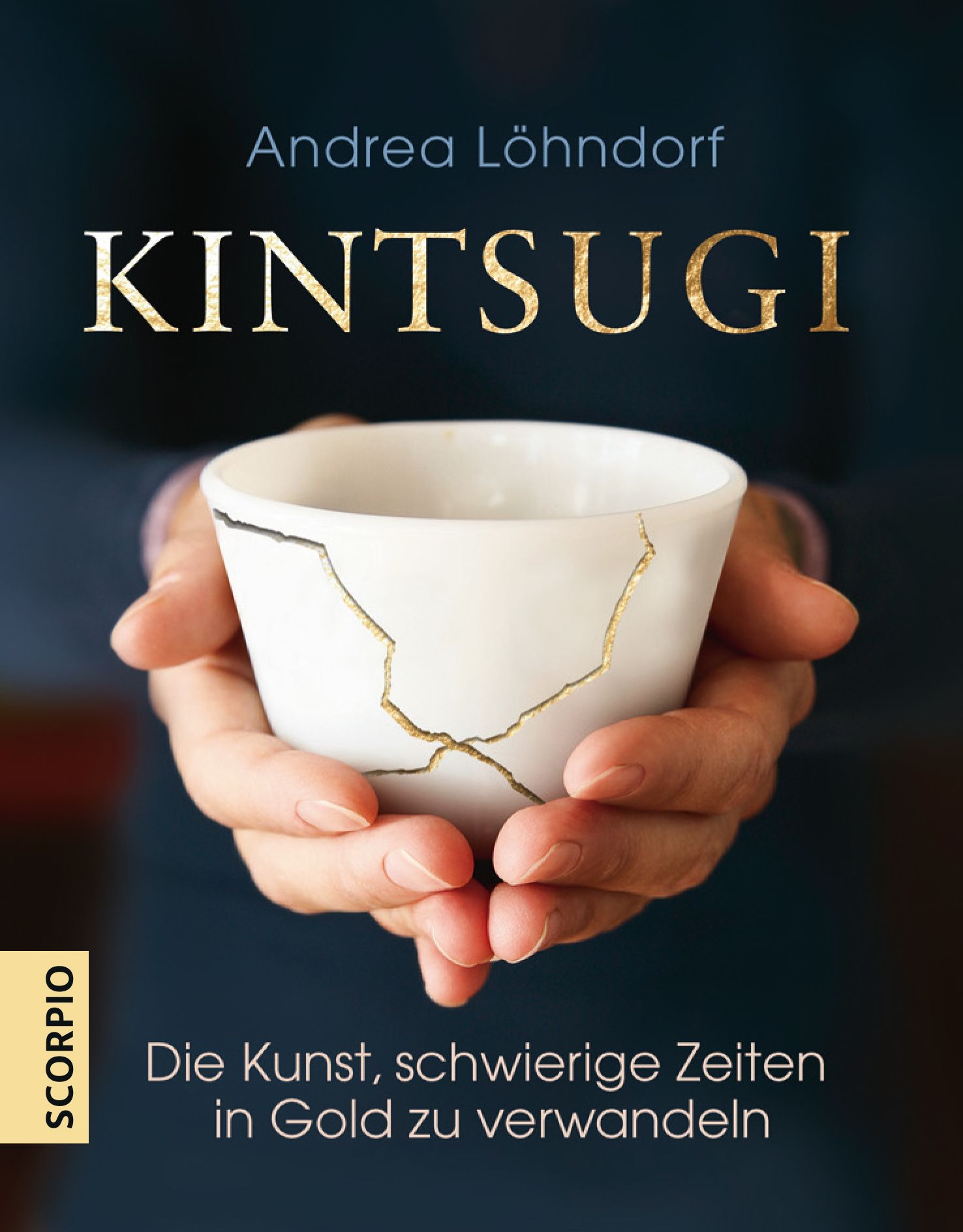 Buchcover mit Titel Kintsugi. Eine weiße, zerbrochene Schale mit goldenen Rissen wird von Händen gehalten. Autorin: Andrea Löhndorf.