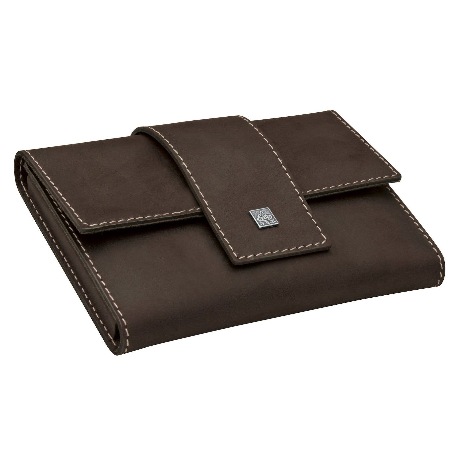 Braunes Lederetui mit weißer Naht und Verschluss. Kleines Metalllogo. Geschlossen.
