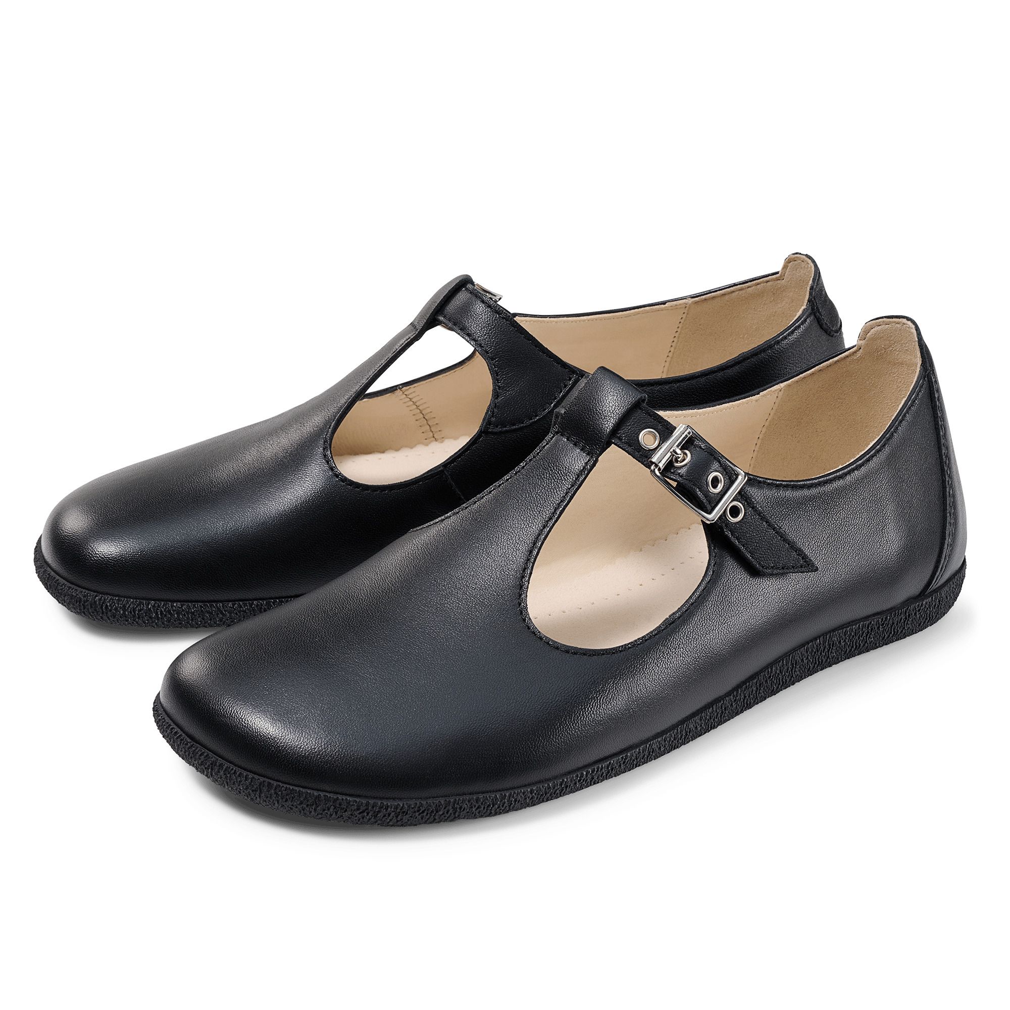 Schwarze Slipper mit T-Riemen und Schnalle. Breiter Schnitt. Zwei Schuhe nebeneinander.
