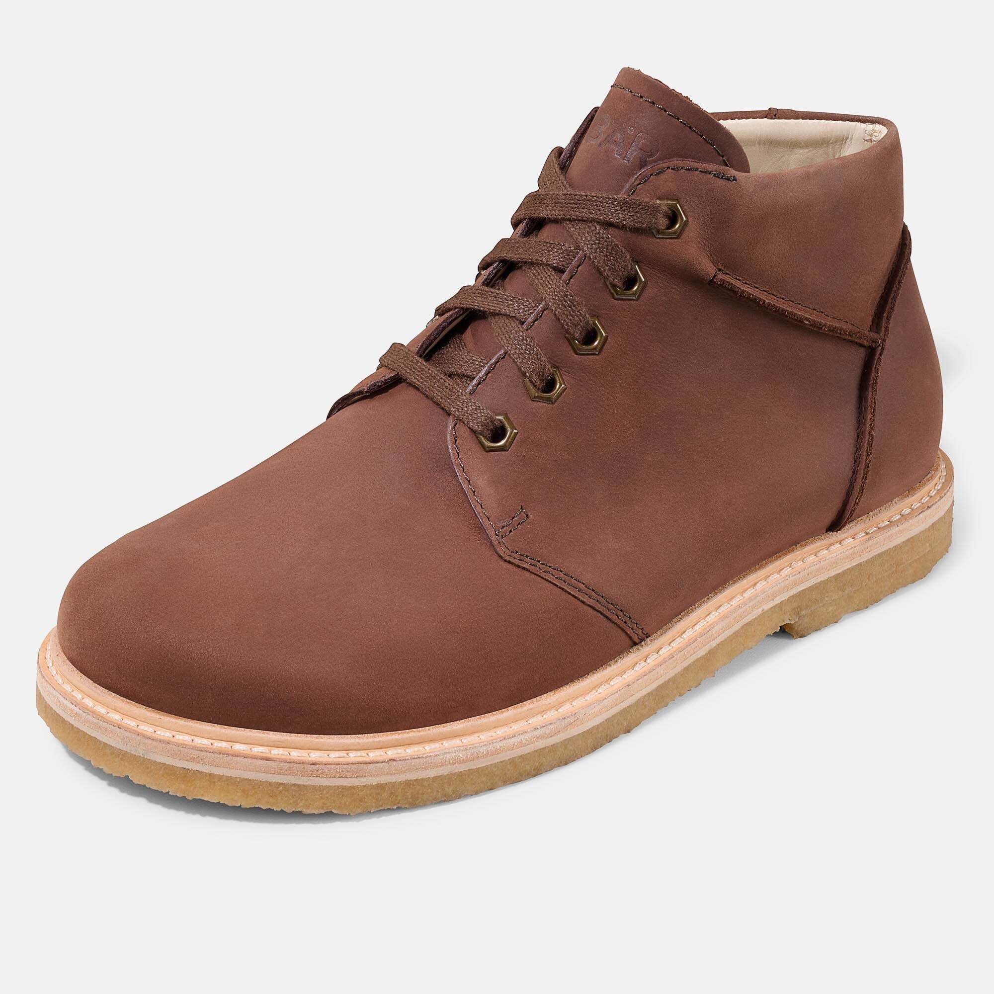 Braune Leder-Schnürstiefeletten mit runder Spitze und heller Gummisohle.