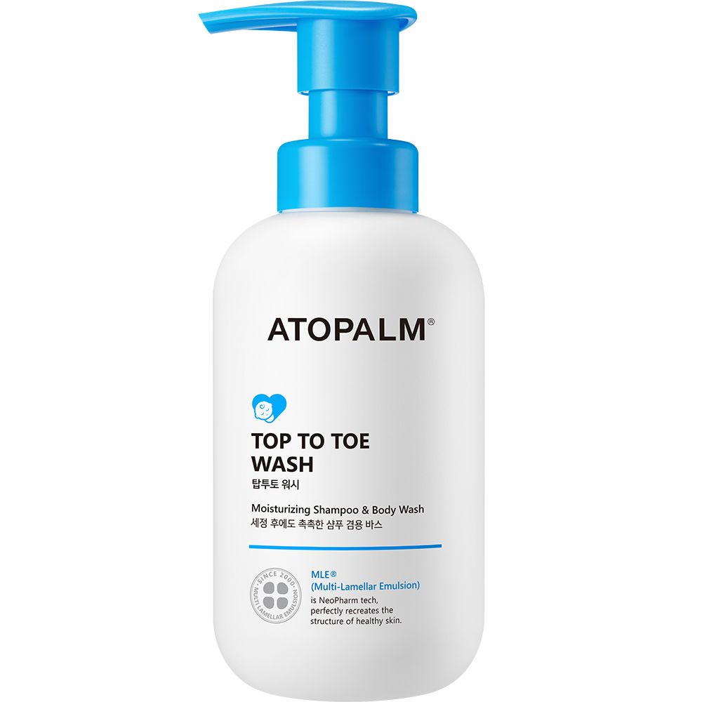 Weiße Flasche mit blauem Pumpkopf. Aufschrift: ATOPALM, TOP TO TOE WASH. Produkt für Babys.