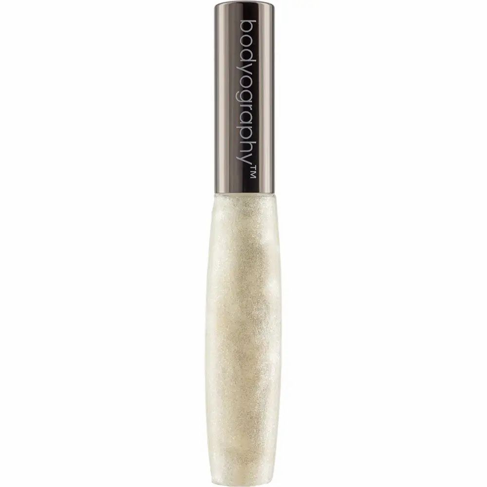 Lipgloss-Tube mit silberfarbenem Deckel. Der transparente Behälter zeigt schimmernde Flüssigkeit. Der Schriftzug "bodyography" ist aufgedruckt.