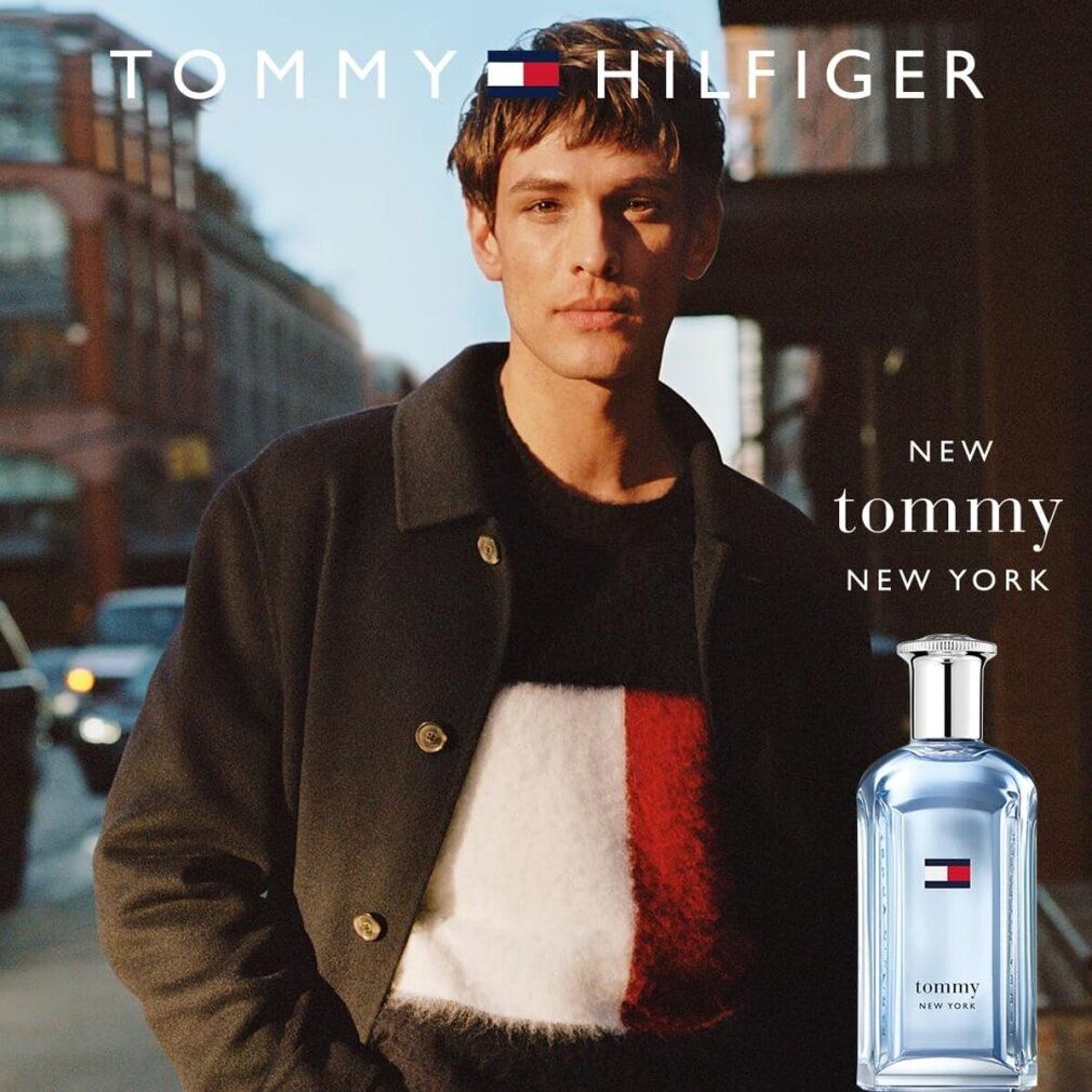 Mann mit Tommy Hilfiger Pullover und Tommy New York Eau de Toilette Flakon in städtischer Umgebung.