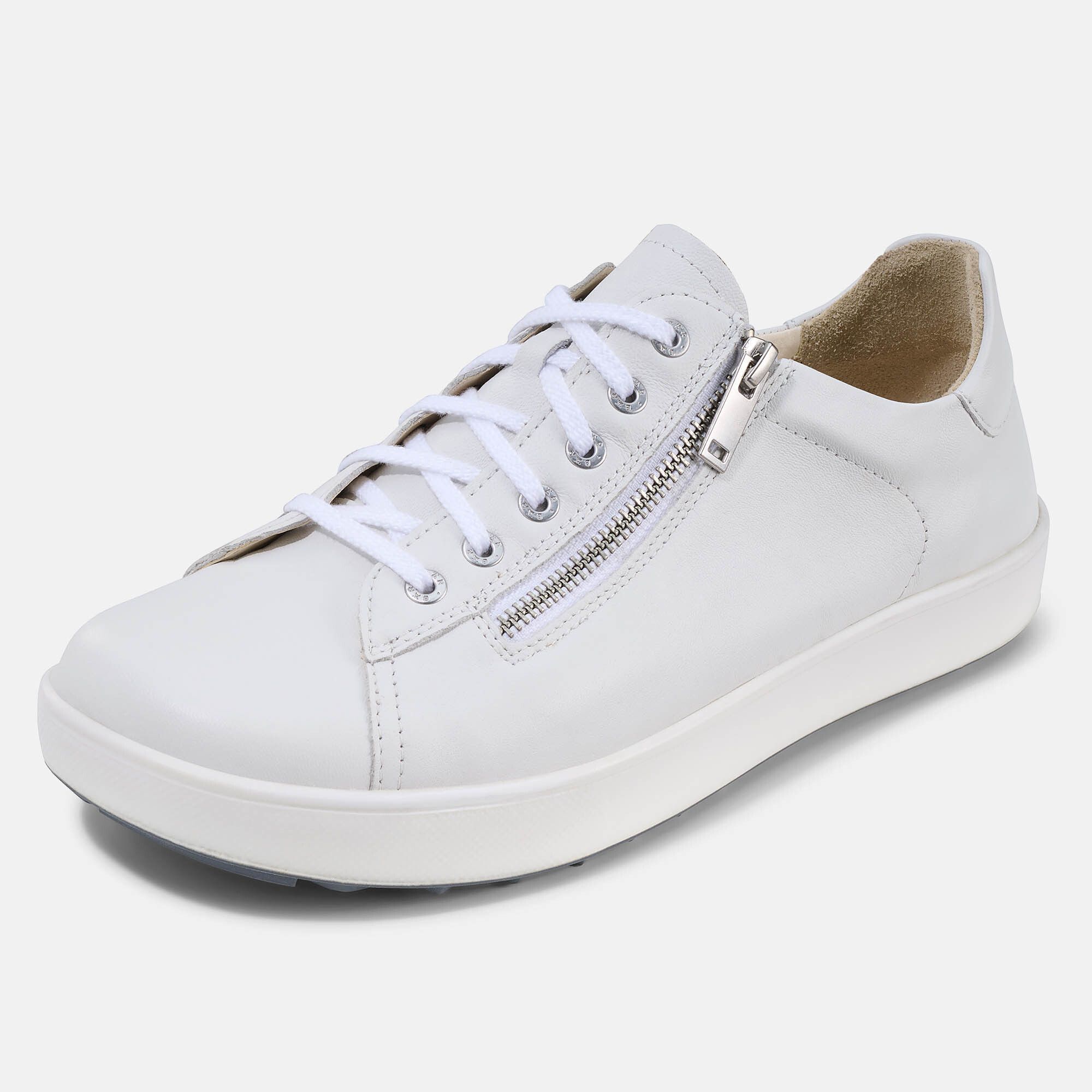 Weißer Schnürschuh mit Reißverschluss. Flache Sohle, weißes Leder. Schuh leicht schräg gestellt, Ansicht von der Seite.