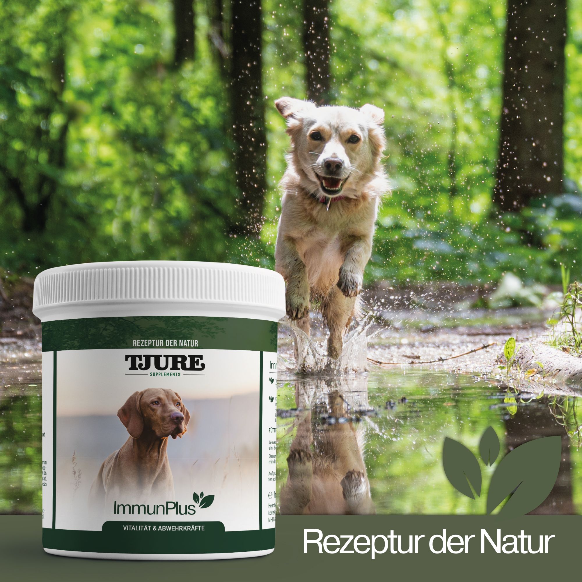 Weißes Produktglas TJURE. Hund springt in Wasser. Text: Rezeptur der Natur.