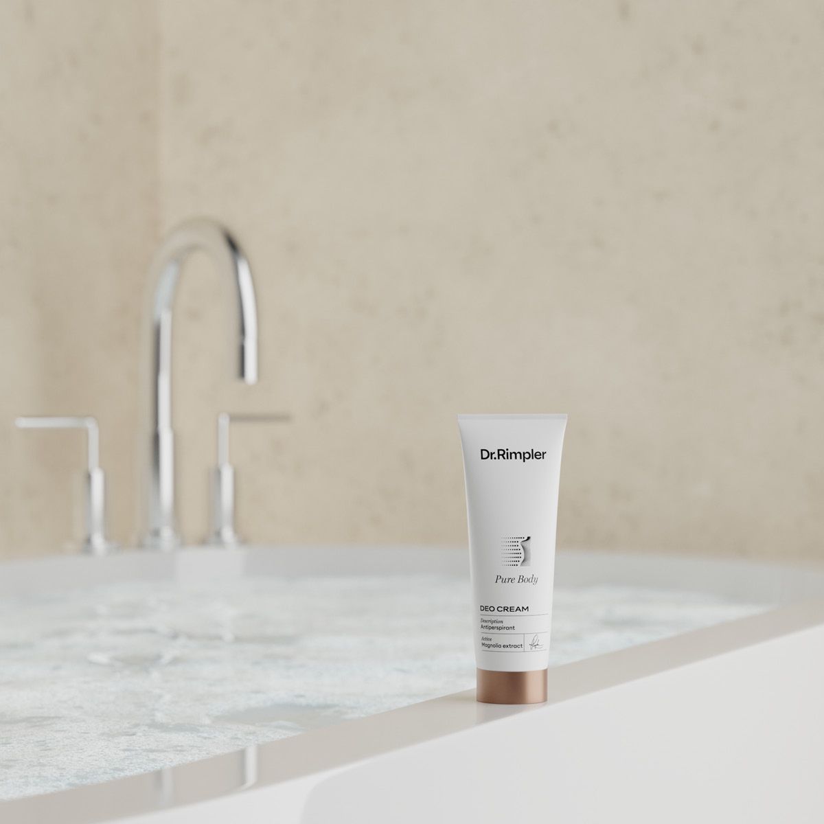 Weiße Tube mit Dr.Rimpler Pure Body Deo-Cream Aufschrift und kupferfarbenem Verschluss.