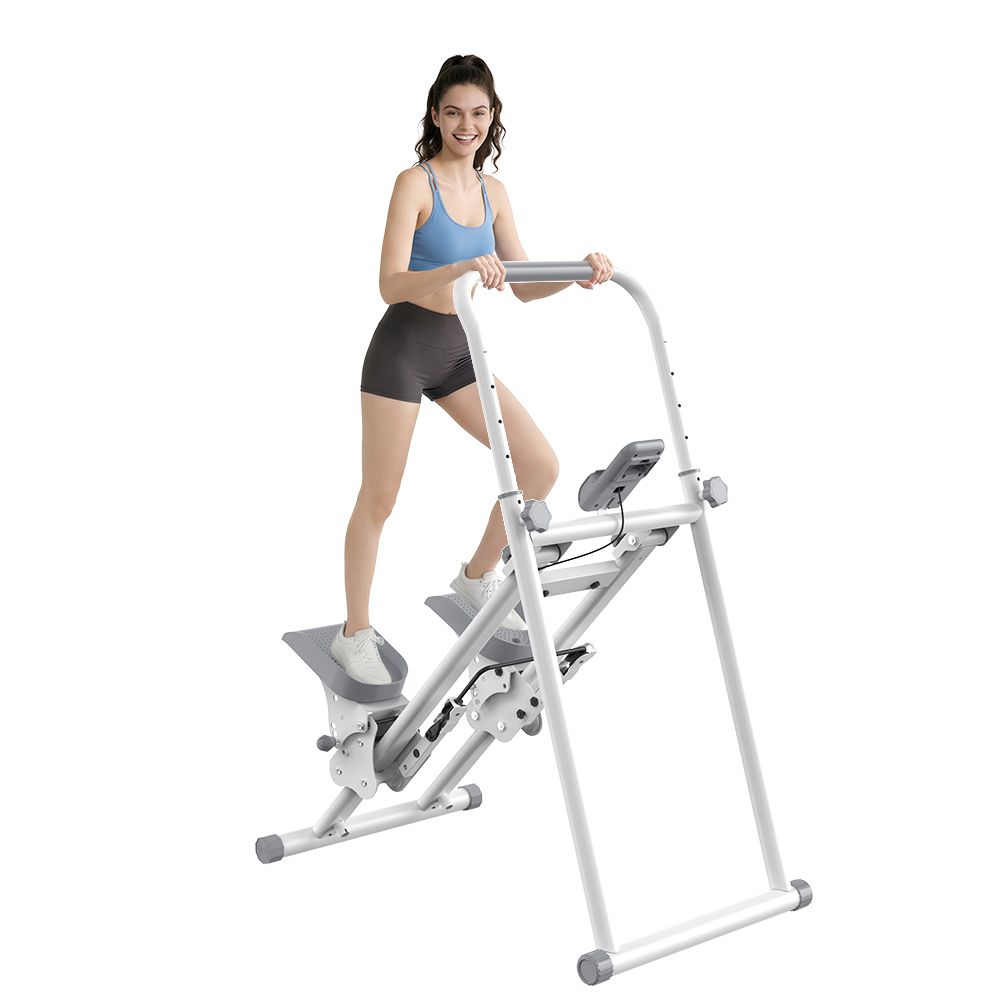 Eine Frau trainiert auf einem weißen Stepper mit Lenker und Pedalen. Der Stepper hat ein Display.