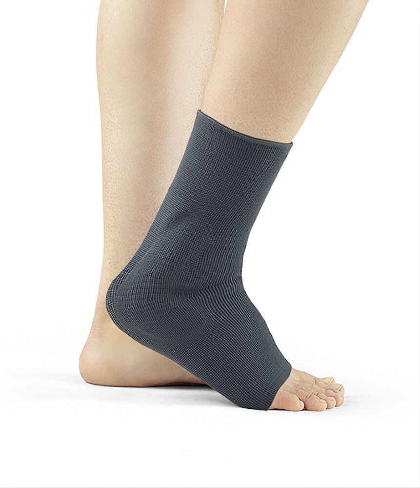 Graue Knöchelbandage am Fuß. Elastisches Material, bedeckt Knöchel und Fuß. Zeigt die Form und Passform.