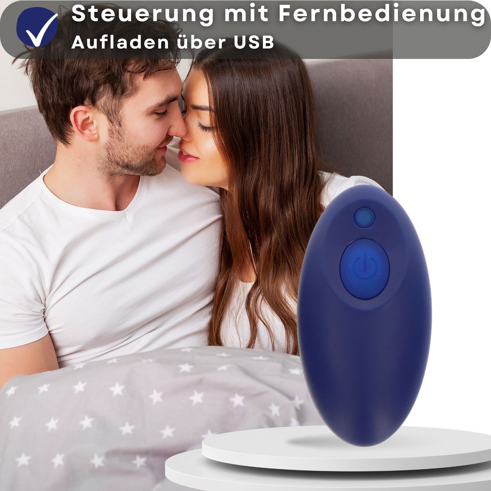 Blaue Fernbedienung mit blauem Knopf. Aufladen über USB. Hintergrund: Paar.